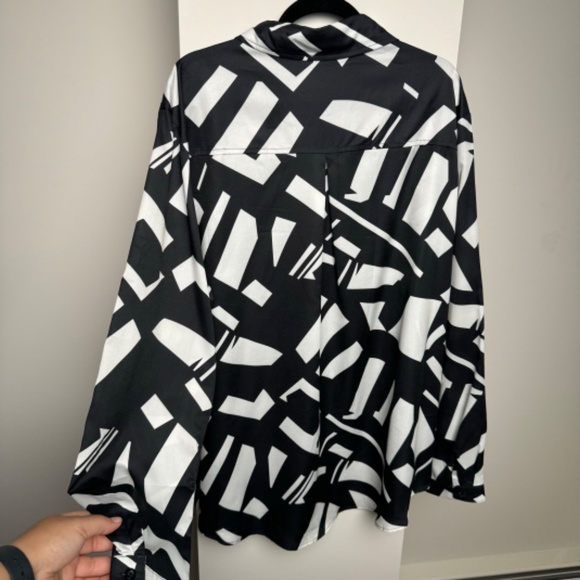 PrettyLittleThing Plus Black Abstract Print Oversized Shirt - Picture 9 of 9